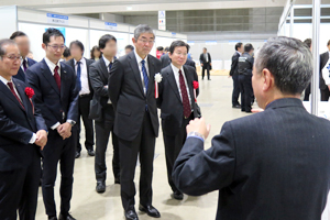 Photo of Vice Governor Ide visiting NEDO booth