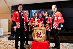 A scene from the ceremony, “Kagami biraki”