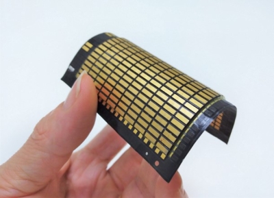 図1．フレキシブル熱電発電モジュール「フレキーナ🄬」の写真