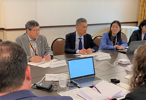 Photo of NEDO President Yokoshima (center back) and NEDO Director Kishimoto (first from back left) of Technology strategy center discussing at the workshop