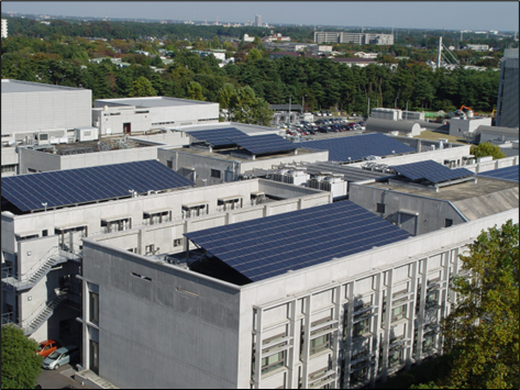 建物に設置された太陽光発電システムの写真