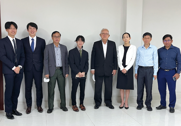 カンボジア保健省 Prof. Eng Huot訪問時の様子の画像