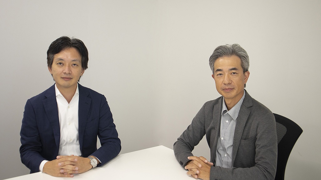 男性二人が並んで座る様子
