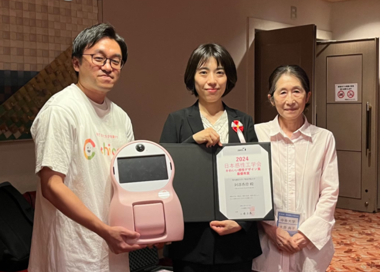 授賞式の様子。左から、株式会社ＣｈｉＣａＲｏ安﨑様、電気通信大学／明治学院大学 阿部様、日本感性工学会参与・同学会かわいい感性デザイン賞審査委員長 大倉様の集合写真