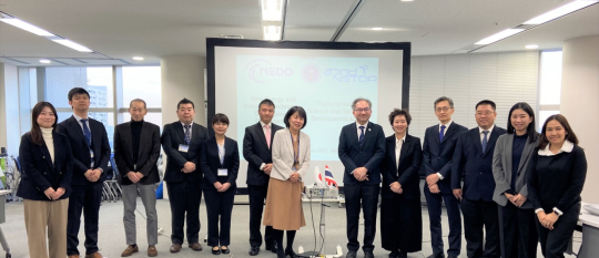 Photo of Prof. Limpijumnong, President of NSTDA, Dr. Iimura,  Executive Director of NEDO, and other participants at the exchange of views meeting.