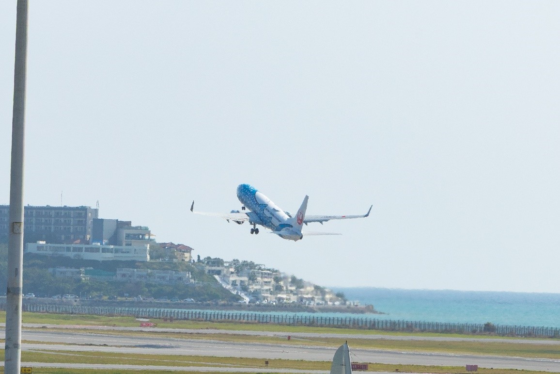 離陸するJTA565便の写真