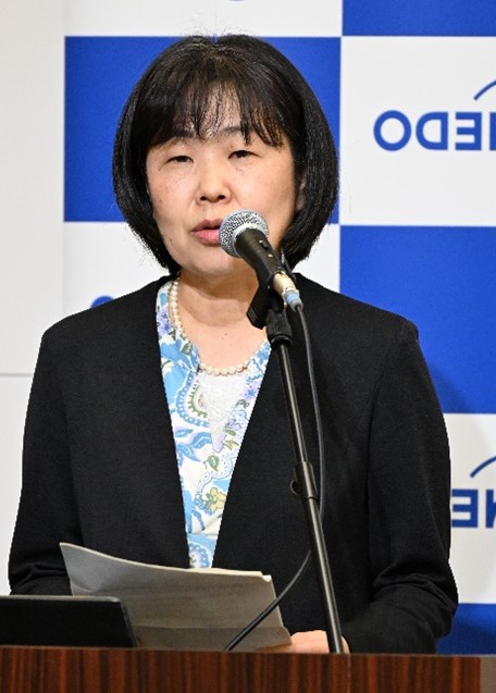 開会挨拶するネド飯村理事の写真