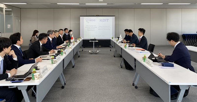 Photo of the exchange of views meeting