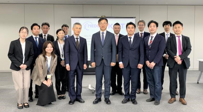 Group photo of meeting participants from NEDO and KEIT