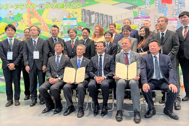 Group photo of members of the Dutch Economic Mission alongside members of companies implementing NEDO’s Next-Generation Green Data Centers project