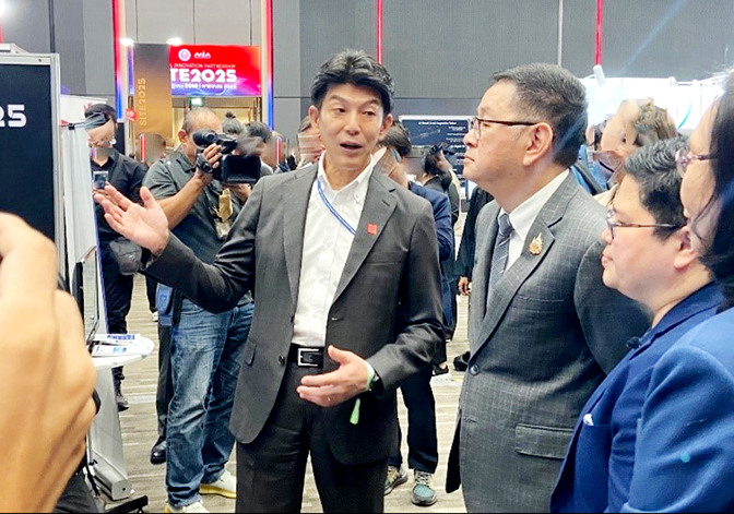 Picture of Mr. Prasert, Deputy Prime Minister and Minister of Digital Economy and Society of Thailand and Mr. Kawamura, Chief Representative of NEDO Bangkok Office, presenting NEDO’s initiatives