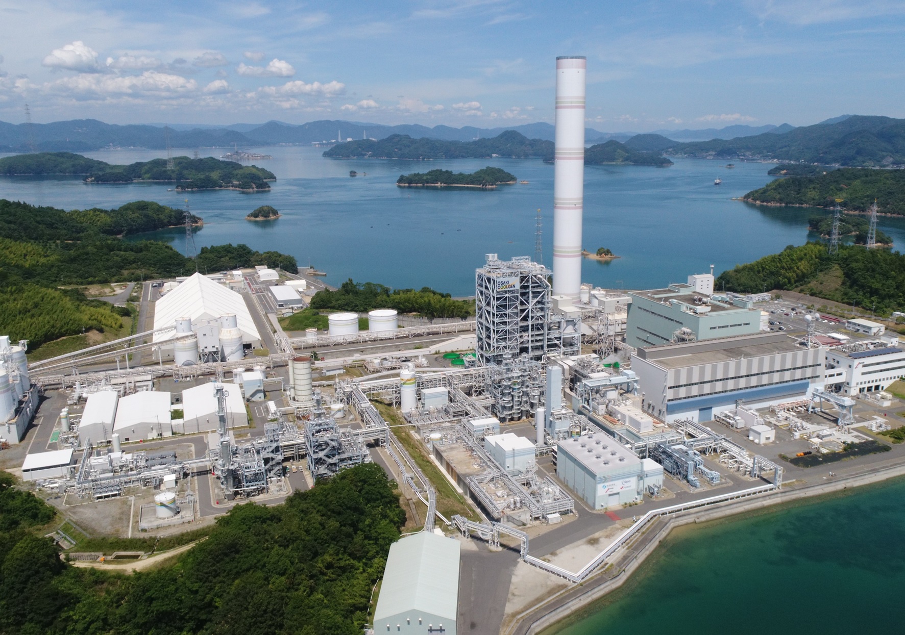 図3　実証試験プラント全景（広島県豊田郡大崎上島町、中国電力株式会社大崎発電所内）