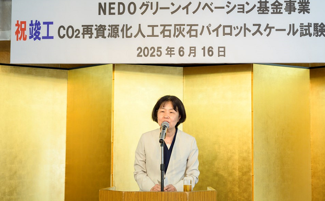 Photo of Dr. IIMURA delivering a speech at the completion ceremony