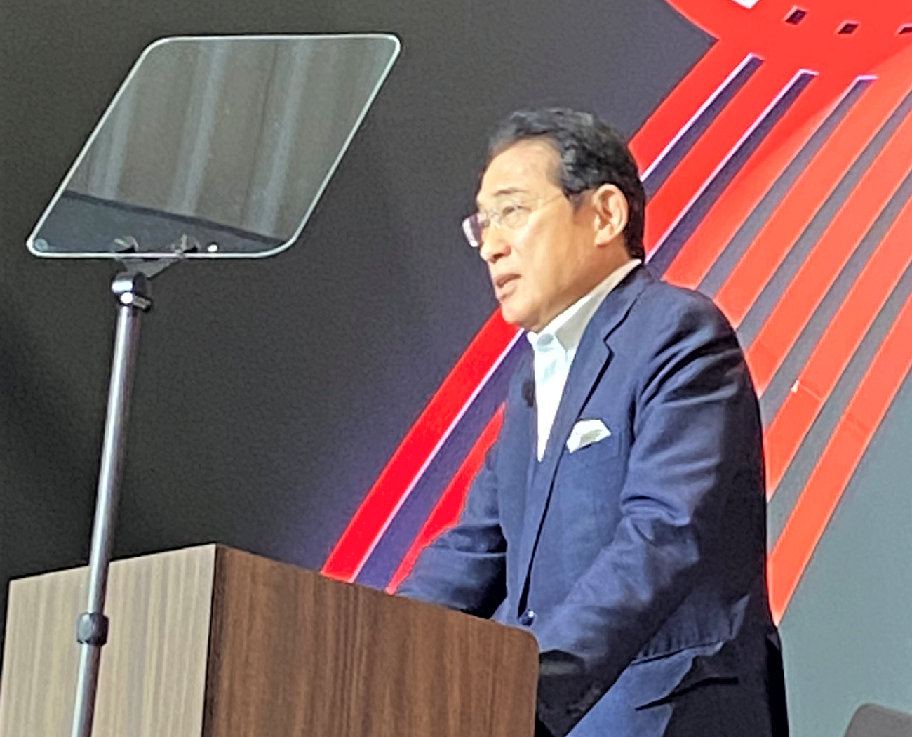 Photo of former Prime Minister KISHIDA delivering a speech during the opening session
