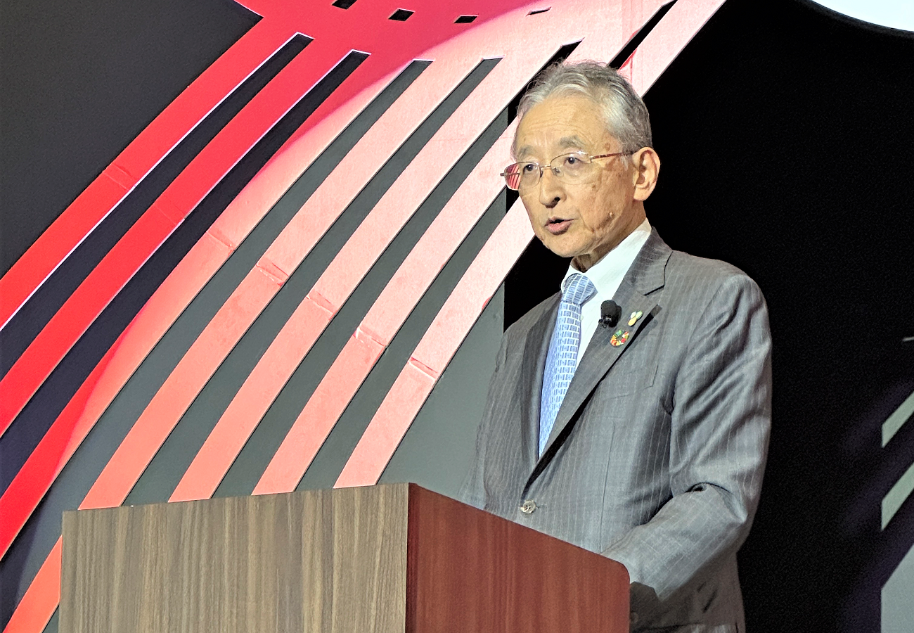 Photo of Mr. SAITO Tamotsu, Chairman of NEDO, delivering closing remarks during the closing session