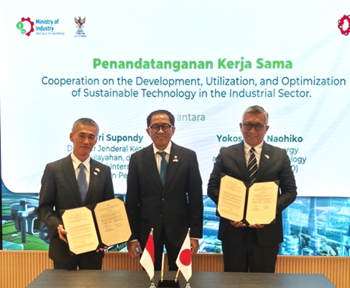 Photo of Mr. YOKOSHIMA and Mr. Tri Supondy, presenting the signed MOU, with Vice Minister Faisol Riza. 