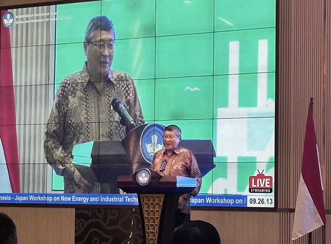 Photo of Doctor KISHIMOTO, Executive Director of NEDO delivering a speech at the Keynote session