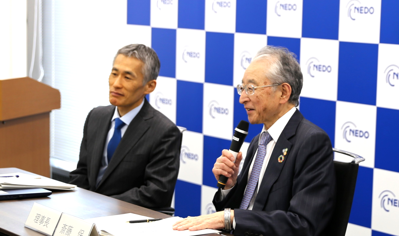 Photo of Mr. SAITO, Chairman of NEDO, and Mr. YOKOSHIMA, President of NEDO, responding to questions from the press
